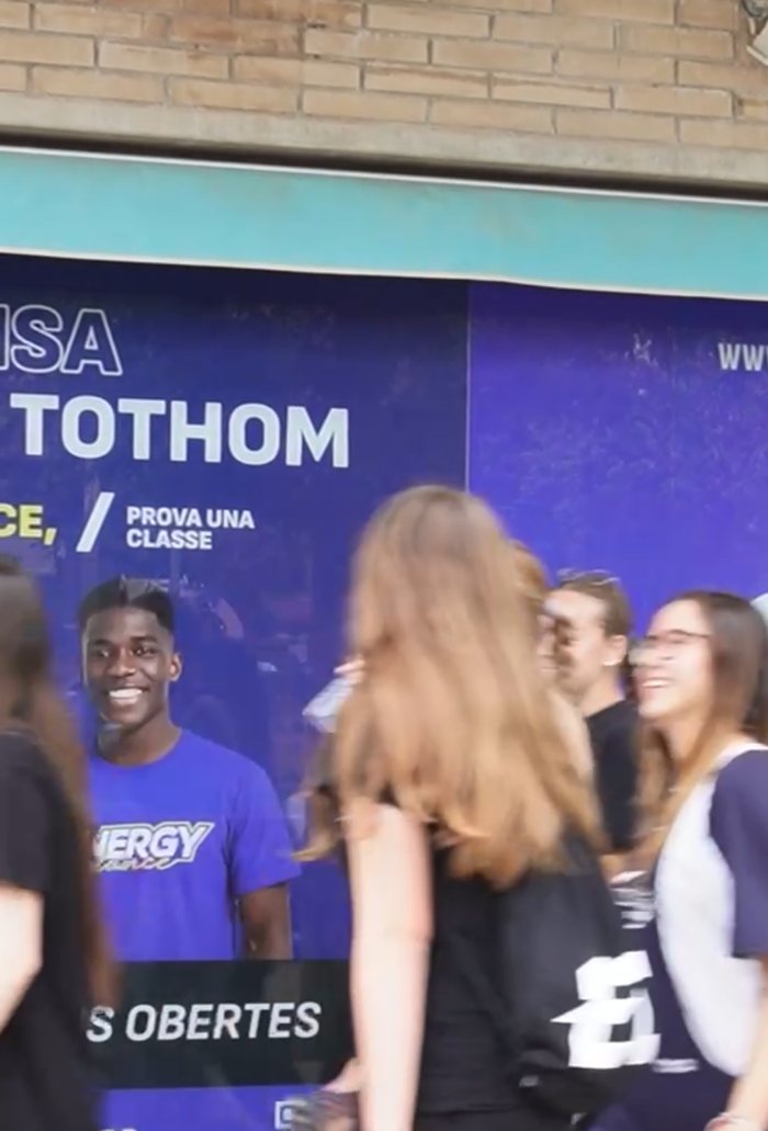 Alumnes d'Energy Dance Studios davant de l'escola a Abrera